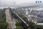 2017年第二届武汉国际马拉松参赛选手从武汉长江大桥上跑过 - News.Sina.com.Cn