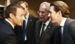 法国总统马克龙（左一）与库尔茨（右一） - News.Sina.com.Cn