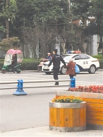 秋天最暖的牵手 牵问路太婆过马路 22岁警察小哥,帅! - Sichuan.Scol.Com.Cn