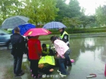成都：大爷骑车雨中受伤 交警脱衣撑伞20多分钟 - 广播电视台