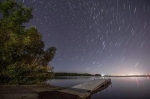 图为北天星轨。15分钟左右的时间恒星在天空中划过的痕迹，中间不动的就是北极星，孙邦正2016年10月摄于美国威斯康星州麦迪逊蒙多塔湖畔 。 - News.Sina.com.Cn