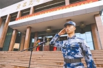 汶川地震举牌“当空降兵”的男孩 成了黄继光班班长 - Sc.Chinanews.Com.Cn