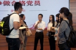 徐川在学校与学生交流。资料图 - News.Sina.com.Cn