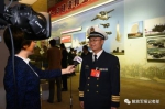 来自海军的党的十九大代表鲁军勇接受采访。记者 冯凯旋 摄 - News.Sina.com.Cn