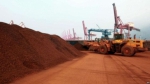 ▲含有稀土矿物的矿土在中国东部港口装船，准备出口。（法新社） - News.Sina.com.Cn
