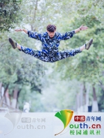 图为动作“双飞燕”。受访者供图 - News.Sina.com.Cn
