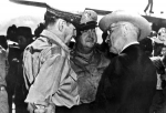 1950年10月15日，杜鲁门（右）与麦克阿瑟（左）在威克岛就朝鲜问题进行交谈。 - News.Sina.com.Cn