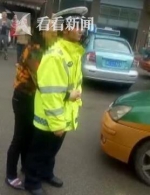 霸道女司机违停被查不服 背后拦腰拥抱交警20分钟 - News.Sina.com.Cn