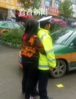 霸道女司机违停被查不服 背后拦腰拥抱交警20分钟 - News.Sina.com.Cn