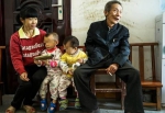 谭彩英与她78岁的爱人黄生尤结婚后，生了两个孩子。 - News.Sina.com.Cn