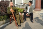 黄云彪老人（左一）。图片来源于刘路 - News.Sina.com.Cn
