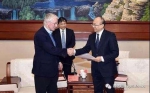 许勤（右）会见诺贝尔奖获得者科学联盟主席罗伯茨（左）。  图片来源：河北新闻网 - News.Sina.com.Cn