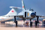 歼-8DF滑向停机位。杨盼 摄 - News.Sina.com.Cn