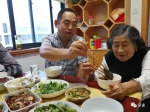 老母亲现在也有动力每天给儿子烧菜 - News.Sina.com.Cn