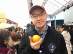 辜家齐正在推销橙子 - Sc.Chinanews.Com.Cn