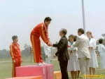 ▲ 1984年奥运会，许海峰在颁奖仪式上。 - News.Sina.com.Cn