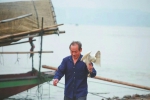 宜宾受伤白鹭获救后不舍离去，在"恩人"的渔船安家 - Sichuan.Scol.Com.Cn