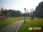 新都区花海游园设置了绿道，一位市民正推着老人在绿道上散步晒太阳 - Sc.Chinanews.Com.Cn