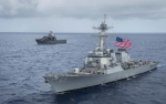 “班福德”号（右）8月8日在关岛海域与新加坡海军进行演习。（图/美国海军） - News.Sina.com.Cn