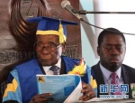 ▲11月17日，穆加贝（左）在津巴布韦哈拉雷出席一所大学毕业典礼。（新华社） - News.Sina.com.Cn