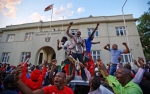 ▲11月21日，津巴布韦议会大楼外，穆加贝辞职的决定令游行群众欢呼雀跃。（美联社） - News.Sina.com.Cn