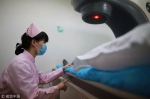 （资料图片）泌尿科护士在工作。图/视觉中国 - News.Sina.com.Cn