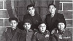 1949年初，清华大学明斋117部分同学合影，前排左一为郭道晖，后排左一为朱镕基（资料图） - News.Sina.com.Cn