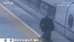 女童跑向正在关门高铁 他的一个拥抱太暖心(图) - News.Sina.com.Cn