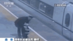 女童跑向正在关门高铁 他的一个拥抱太暖心(图) - News.Sina.com.Cn