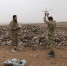 叙利亚叛军的两名战士在对抗政府军时使用无人机。 - News.Sina.com.Cn