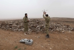 叙利亚叛军的两名战士在对抗政府军时使用无人机。 - News.Sina.com.Cn