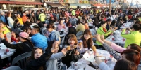 去年3月，数千名中企员工在仁川参加炸鸡啤酒派对 - News.Sina.com.Cn