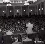 毛泽东在莫斯科大学给中国留学生讲话，1957年 侯波 摄 - News.Sina.com.Cn