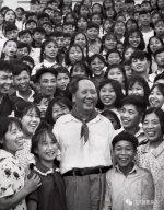毛泽东和韶山中学的师生们，1959年 侯波 摄 - News.Sina.com.Cn