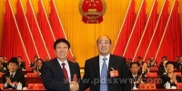2017年4月，时任平顶山市委书记胡荃（右）与新当选市长周斌（左）亲切握手 - News.Sina.com.Cn