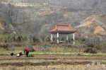 图为潘家祖坟，2014年迁入此地。摄于2017年12月2日 图片来自天水在线 - News.Sina.com.Cn