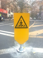 新型反光警示柱亮相成都街头 反光面积更大更醒目 - Sichuan.Scol.Com.Cn