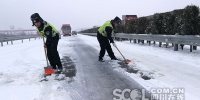 拖乌山因降雪交通管制 高速、国道均无法通行 - 四川日报网