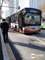 成都发生公交车追尾事故致3伤 受伤乘客：当时被甩出座位左眼缝了2针 - Sichuan.Scol.Com.Cn