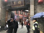 怎么回事？成都锦里突然来了两个老外在街头治安巡逻 - Sichuan.Scol.Com.Cn