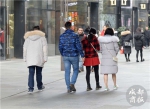 数九寒天你在裹棉衣，太古里的美女们却在露脚踝 - Sichuan.Scol.Com.Cn