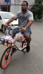 骑共享单车买菜 见女友家长 美籍教练的成都生活 - Sichuan.Scol.Com.Cn