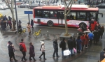 成都人排队赶公交 温暖了成都的整个冬天 - Sichuan.Scol.Com.Cn