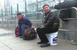 能坐、能放、还能装 今年“春运神器” 涂料桶成爆款 - Sichuan.Scol.Com.Cn