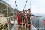 西南第一高！达州八台山玻璃桥开放 首日近万游客体验云中漫步 - Sichuan.Scol.Com.Cn