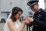 带着准公婆 女子向狱警男友求婚…成功… - Sichuan.Scol.Com.Cn