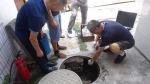 违法嫌疑人将污水排放进地下管网。 - Sc.Chinanews.Com.Cn