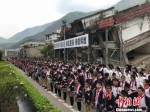 绵阳七中的学生们现场祭奠。　何浠 摄 - Sc.Chinanews.Com.Cn