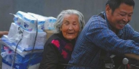 52岁遂宁大叔骑车 带92岁患老年痴呆母亲送货谋生 - Sichuan.Scol.Com.Cn