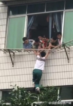 危急！男孩悬空吊在6楼护栏 家人牢牢抓住消防及时拉回 - Sichuan.Scol.Com.Cn